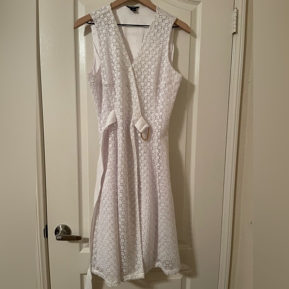 Very beautiful white wrap eyelet dress. Very good condition, only been worn once - Picture 8 of 8